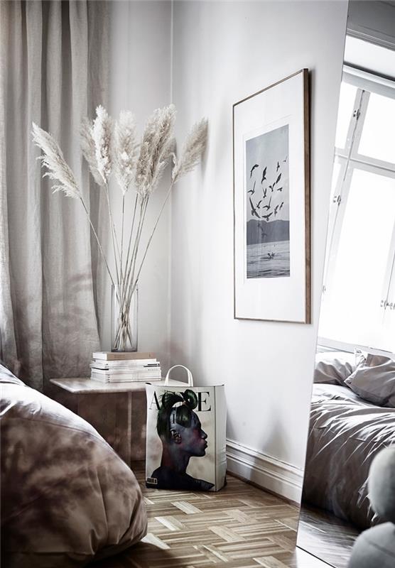 tüy silgi bitki açık gri perdeler iç tasarım minimalist tarzı parke ahşap ayna tasarımı yatak odası