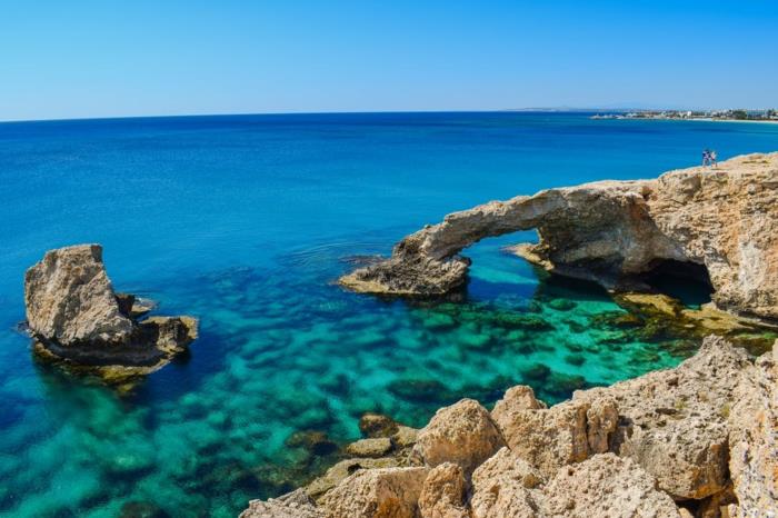 žydra jūra su molio uolomis, mėlynos ir žalios spalvos horizontas, kraštovaizdžio tapetai, pastelinės mėlynos, žalios ir mėlynos spalvos vandens atspalvių dangus