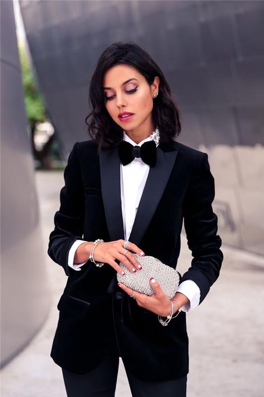 juodos moteriškos kelnaitės kostiumo modelis, oficiali baltos ir juodos aprangos idėja su sidabriniais papuošalais