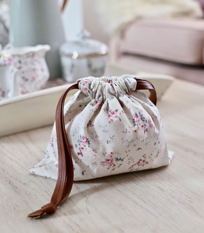 Çok basit bir çanta için çiçekli kumaş, basit çanta anlatımı, güzel kumaş çanta modeli