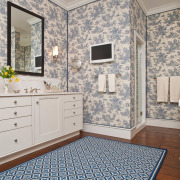 壁の色合いとバスルームの敷物の組み合わせ