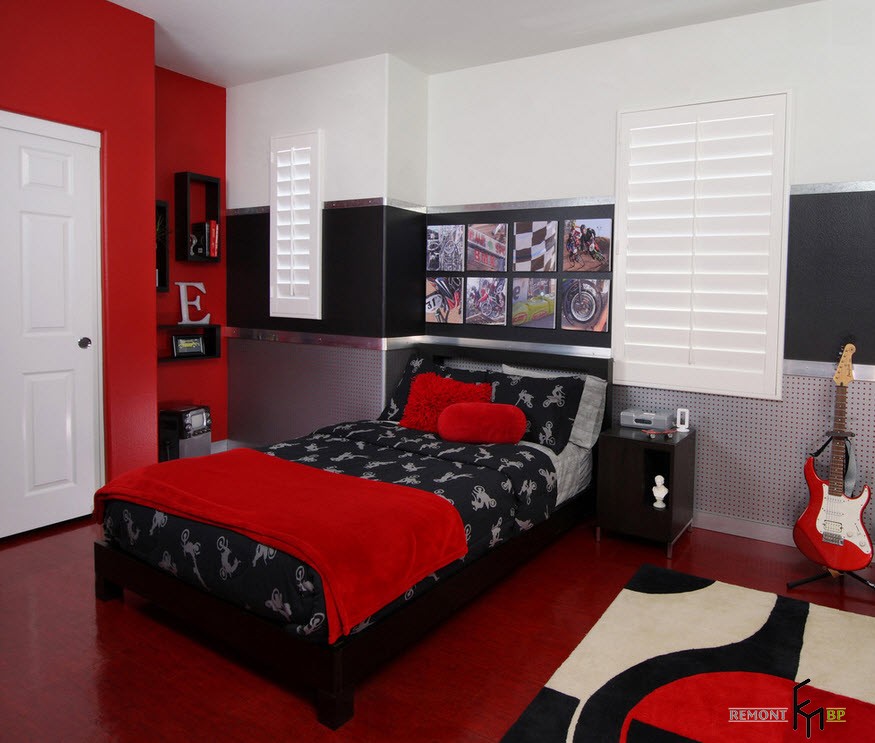 Combinación clásica de rojo, blanco y negro en el interior.