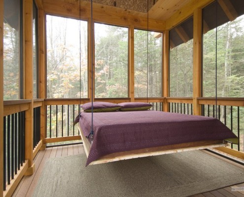 ぶら下がっているベッドの上の紫色のベッドカバー