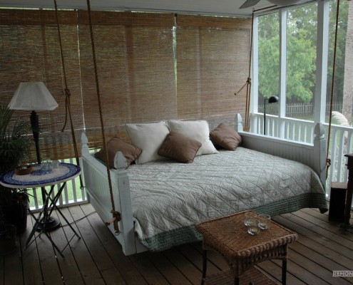 Viseča postelja z nasloni za roke na verandi