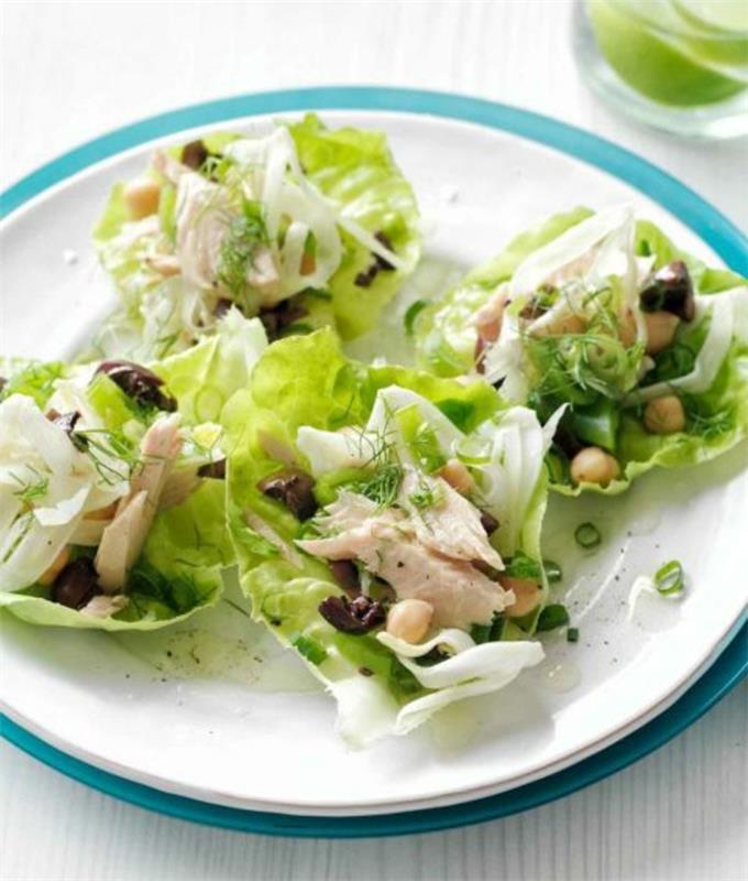 ideja za piknik, kos zelene solate, ki vsebuje tuno, čičeriko, olive in sir, recept za piknik enostaven za pripravo
