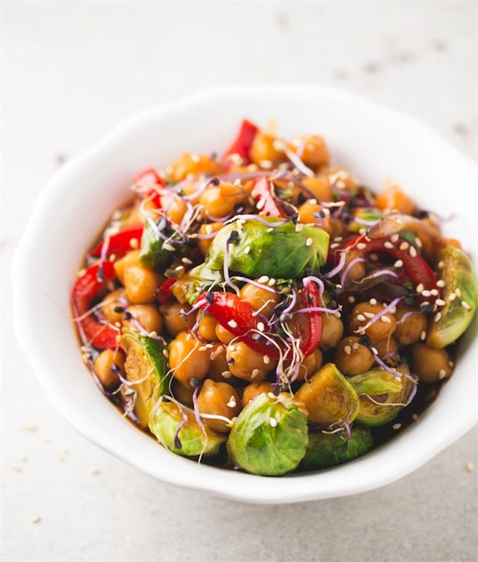 brüksel lahanası ve biberli nohut, oryantal baharatlarla oryantal yemek fikri, kolay vegan tarifi