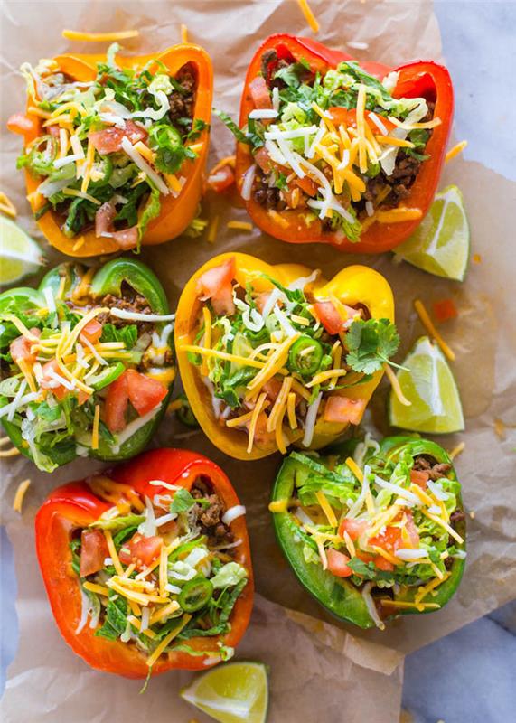 surove paprike, polnjene s paradižnikom, naribanim cheddarskim sirom in zeleno solato, kot so vegetarijanski tacos