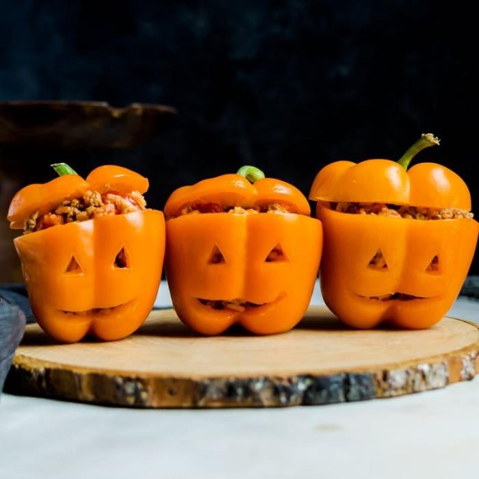 strašen in srčkan recept za noč čarovnic, posebne halloween polnjene paprike, ki posnemajo noč čarovnic