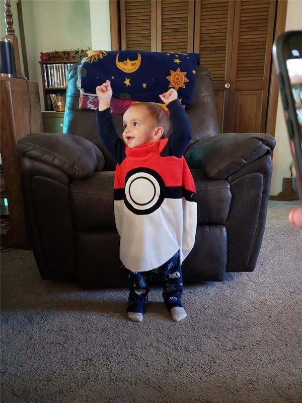 Kostum za noč čarovnic za dojenčka, preprost kostum za pokeball, ideja, kako obleči svojega otroka
