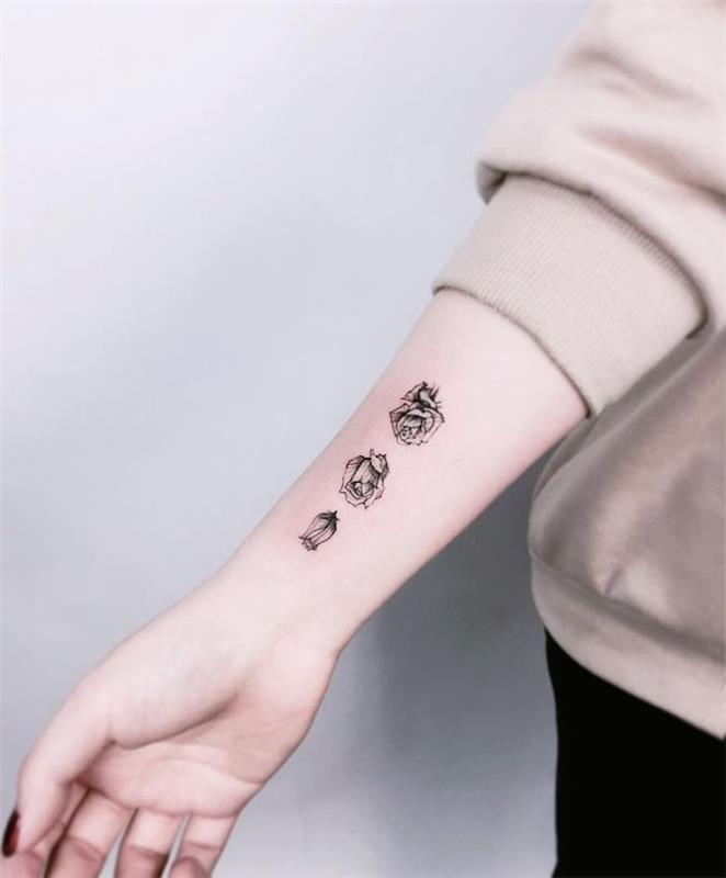 Idea per un tatuaggio avambraccio di una donna con il disegno di tre piccole rose