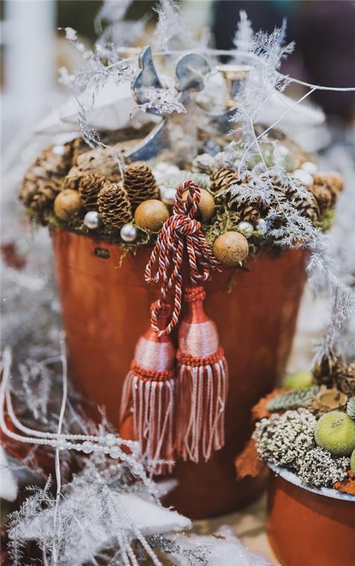 ev yapımı bir Noel merkezi örneği, çam kozalakları ve ağaç süsleri ile Noel için bir dekorasyon yapın