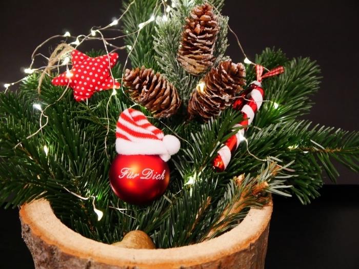 kako narediti dokaj enostavno božično dekoracijo z vejami jelke in borovimi storži, ideja okrasitve borovega storža