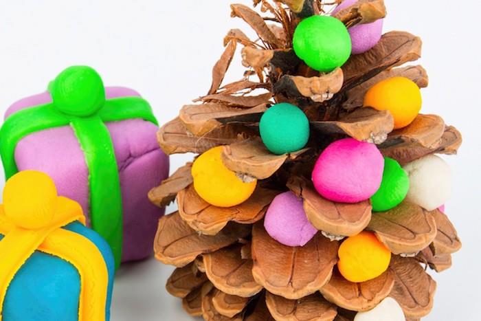 kankorėžis, papuoštas spalvingais fimo molio kamuoliukais ir mažomis fimo molio dovanų figūrėlėmis, lengvai pagaminamos kalėdinės dekoracijos