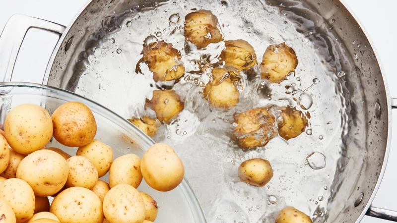 pečen krompir z rožmarinovim krompirjem v vodi