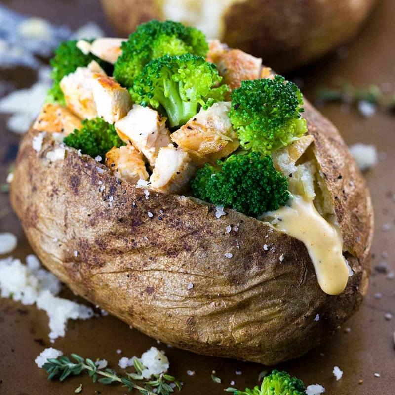 recept za pečen krompir krompir s sirom in brokolijem
