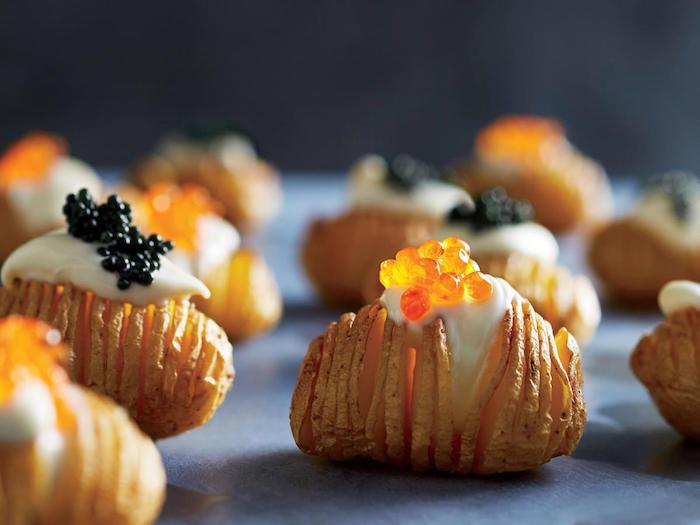 gurmanski krompir s kremnim sirom in kaviarjem, elegantna in preprosta ideja za aperitiv