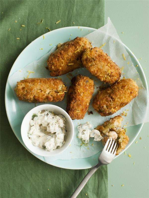 ocvrt krompirjev kroket z lososom, kozicami in koromačem