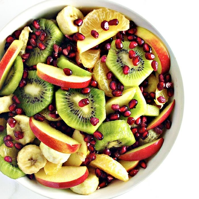 vitaminais praturtintų vaisių, granatų sėklų, kivių, obuolių, mandarinų, bananų, šviežių sezoninių vaisių mišinys