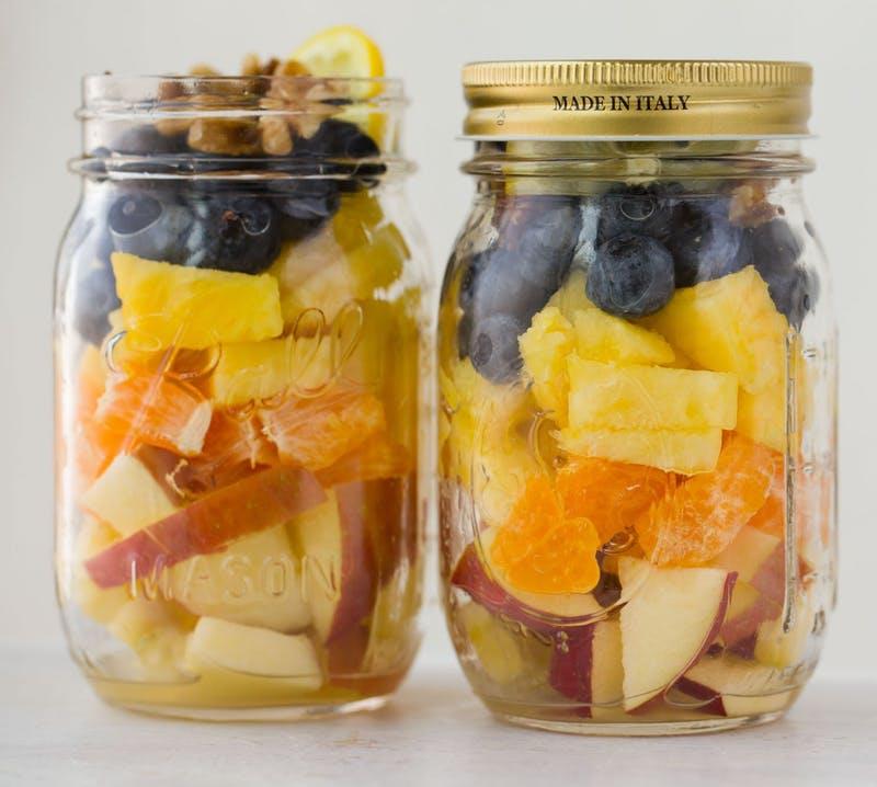 sadna solata v steklenem kozarcu, ideja za piknik lahka in enostavna za pripravo, ananas, jabolka, rezine mandarine in borovnice, oreščki