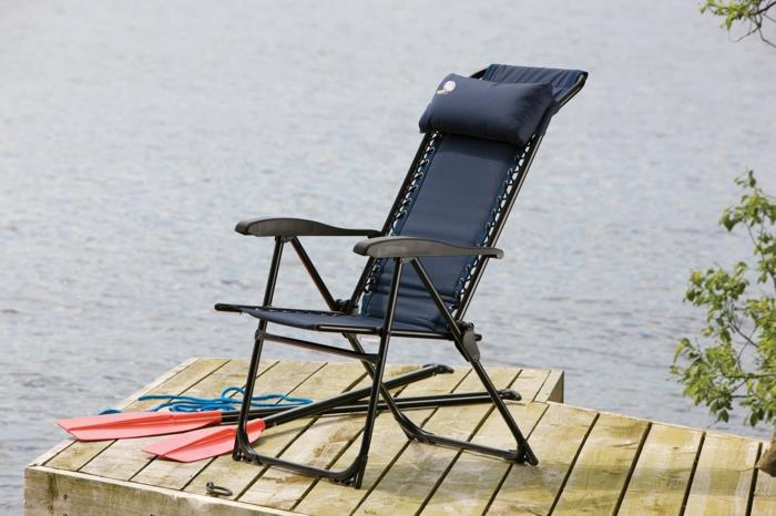 pompastiškas-valgomasis stalas-ikea-sulankstoma kėdė-lauke prie ežero