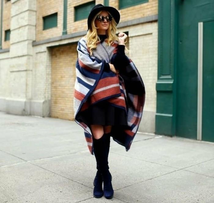 poncho-cape-vision-chic-sončna očala-in-črni-klobuk-visoki-koleni-škornji
