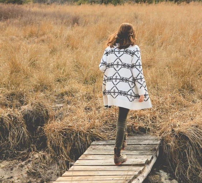 bohemiška apranga, chaki spalvos plonos kelnės su auliniais batais, mergina gamtoje su vidutiniškai rudais plaukais