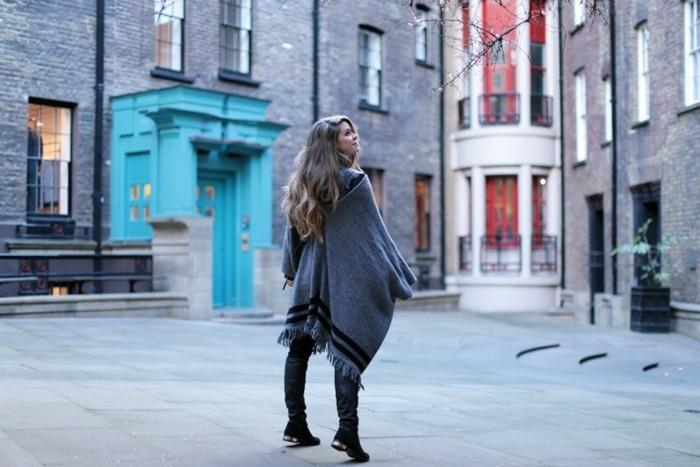 poncho-fashion-cape-dolga-v-sivi-s-črnimi črtami-temne-hlače