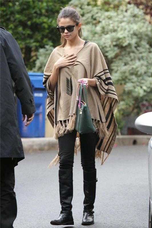 poncho-fashion-selena-gomez-modern-boho-chic-cape-v-bež-z-naravnost-nakitom