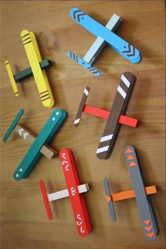 spalvingi aiplanai, pagaminti iš popsicle medinių pagaliukų, mokymosi žaidimai, medinis stalas