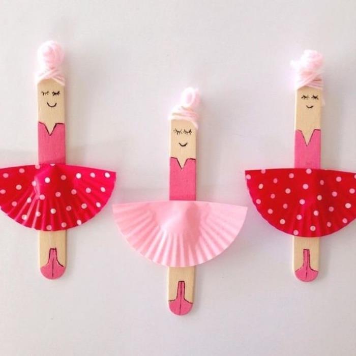 balerinos, pagamintos iš lazdelių lazdelių, linksmi žaidimai patalpose vaikams, plisuotas popierius sijonams, rožinės sruogos plaukams