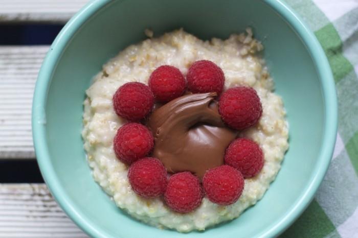 recept za kašo z jagodami in mlečno čokolado, ideja kako pripraviti domačo ovseno kašo