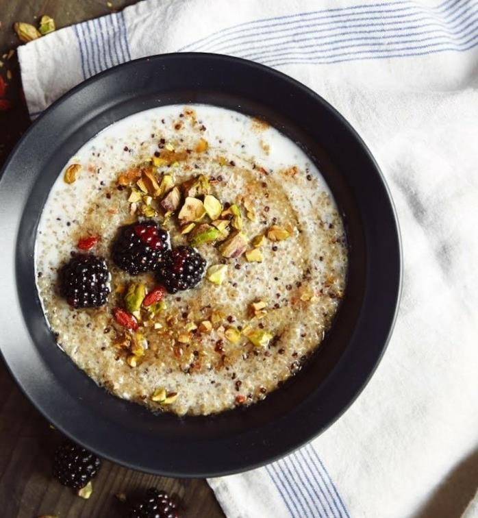 krem kıvamında yulaf lapası tarifi, glutensiz yulaf lapası, kinoa, fıstık, godji berry ve böğürtlen, yüksek proteinli kahvaltı