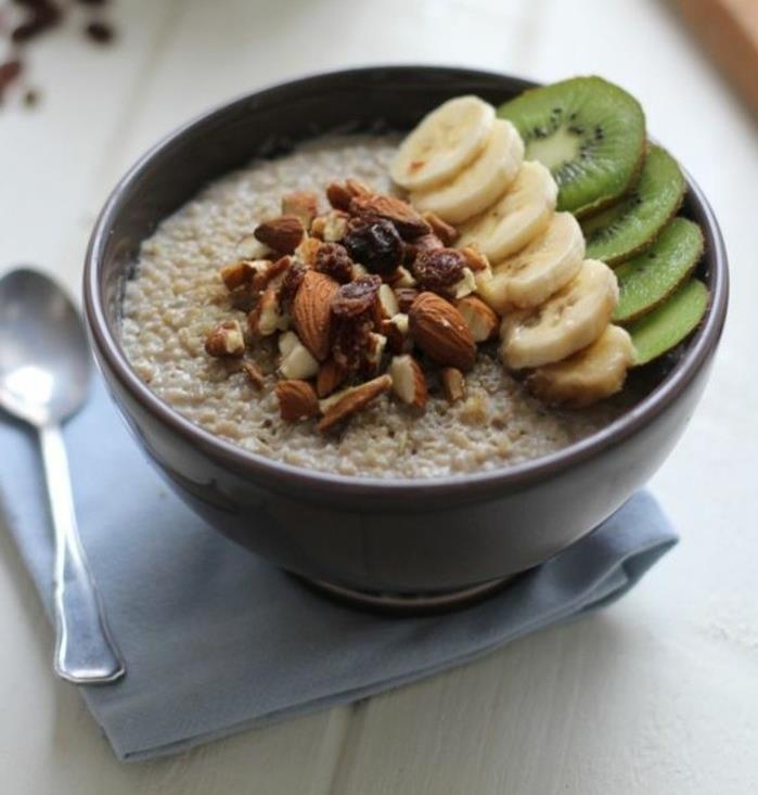 recept za ovsene kosmiče za zajtrk, suho sadje, rezine banane in kivija, ideja uravnotežene kaše