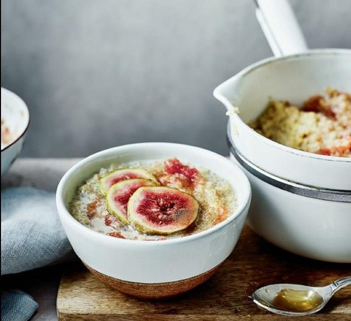 glutensiz yulaf lapası, kinoa, incir sosu, şurup, kahvaltılık yulaf ezmesi tarifi örneği