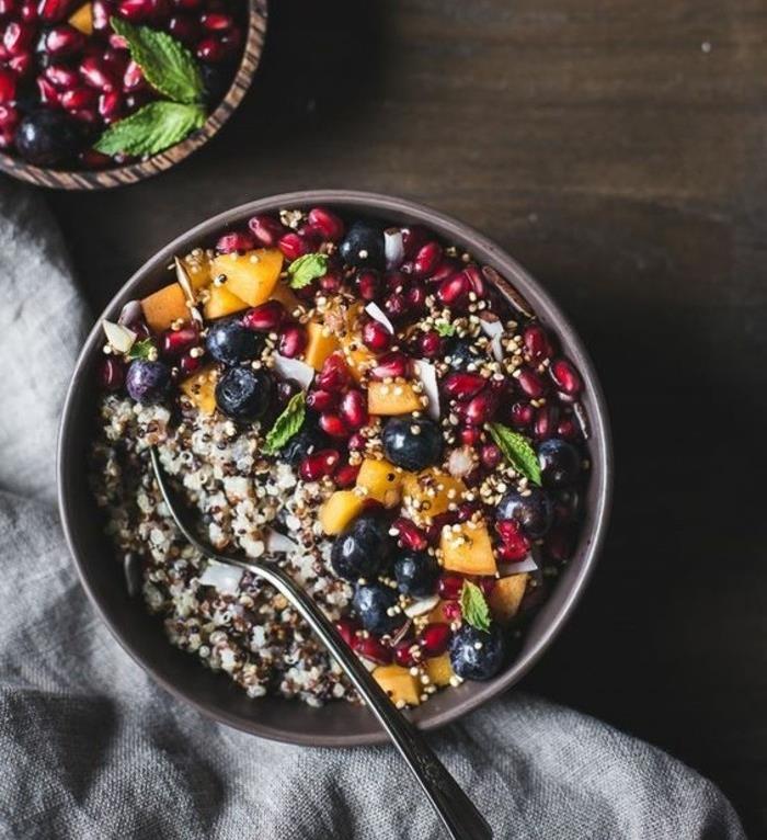 glutensiz yulaf lapası örneği, zayıflama kahvaltısı, kinoa, dut ve diğer meyveler, protein ve lifle dolu yemek