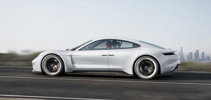 Mission E konsept otomobilinden Taycan'ın eşlik ettiği %100 elektrikli Porsche Macan