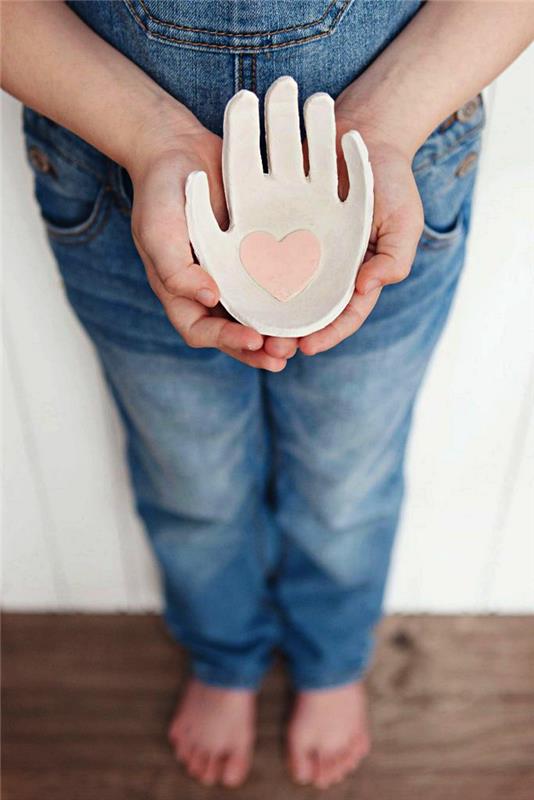 molio rankų atspaudų papuošalų laikiklis su maža raudona širdimi delne, naminė dovanų idėja 2019 m. Motinos dienai