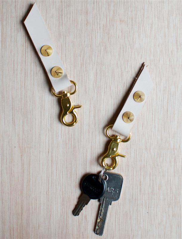 obesek za ključe trak iz belega zlata v zlatem usnju