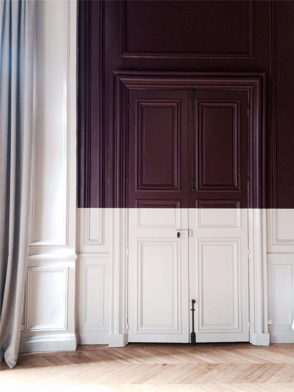 senos durys, iš dalies nudažytos baltu ir vyno bordo atspalviu netikėtam elementui kaip klasikinio interjero dalis, dviejų spalvų durų dažymo idėja, skirta moderniai grafiškai atrodyti