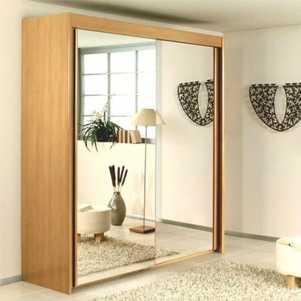 drsna vrata-omara-z-ogledalom-in-lesena-obleka
