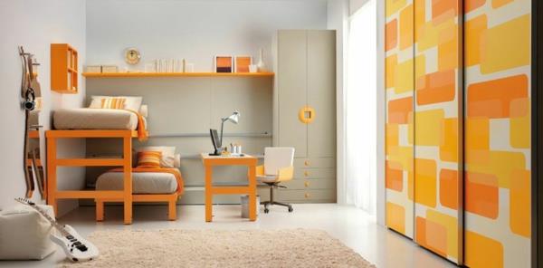oranžno-drsna-oblačilna-vrata-v-otroški sobi