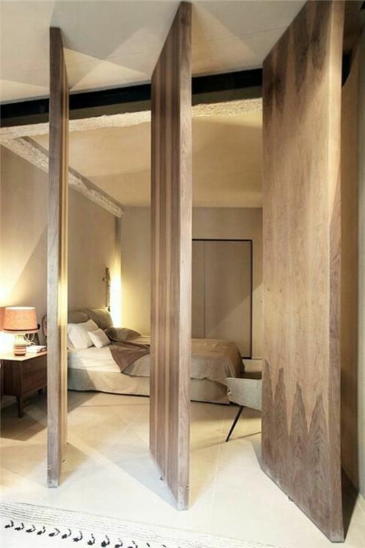 šviesaus ąžuolo durys-modernus-miegamasis-smėlio spalvos plytelės-smėlio spalvos kilimas-taupe-spalva-miegamajame