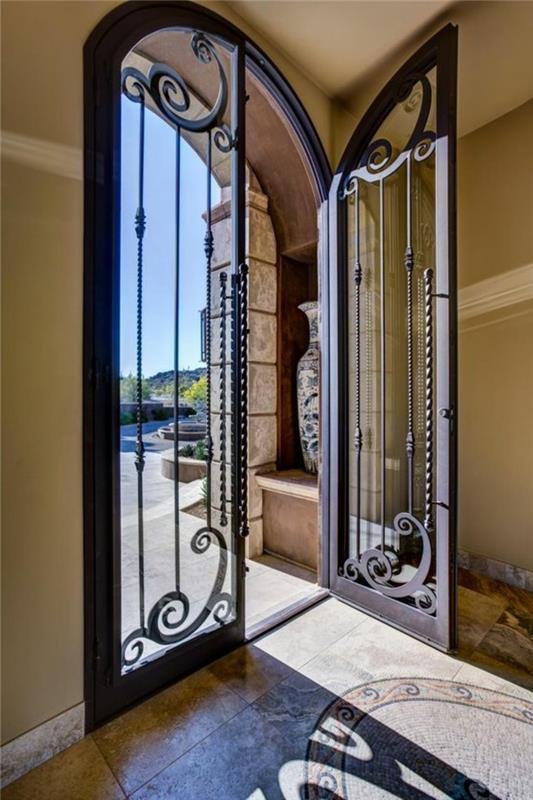 vrata-v-železu-kovačnica-detektor-dizajn-v-kamnu-ploščice-steklo-vrata-bež-stene