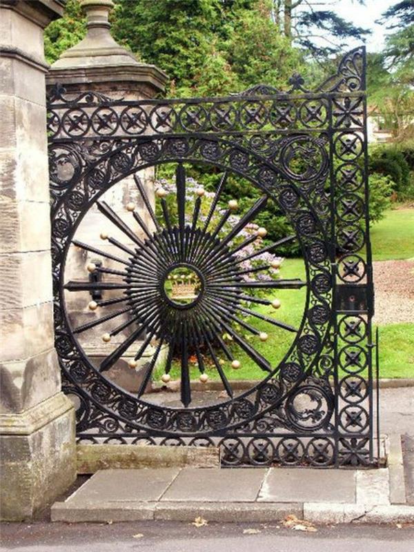 vrata iz kovanega železa-masivni-stebri-vrt-zelena-krtača-drevesa-vrata