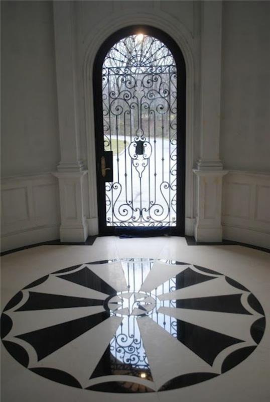koridor-vrata-hodnik-marmor-stebri-dekorativni-krog-v-beli-črni