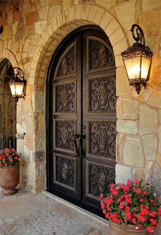 kovani-vrata-kamen-fasada-kmečko-hiša-hiša-keramika-cvetlični lonci