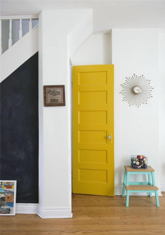 arduvaz duvar bölümünün aksine parlak sarı hardal rengi bir kapı