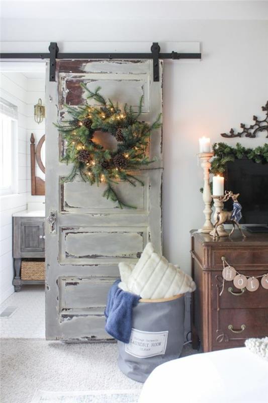 atlaikęs Kalėdų vainikas-dekoratyvinis-kaimiškas-senas-medinis-durys