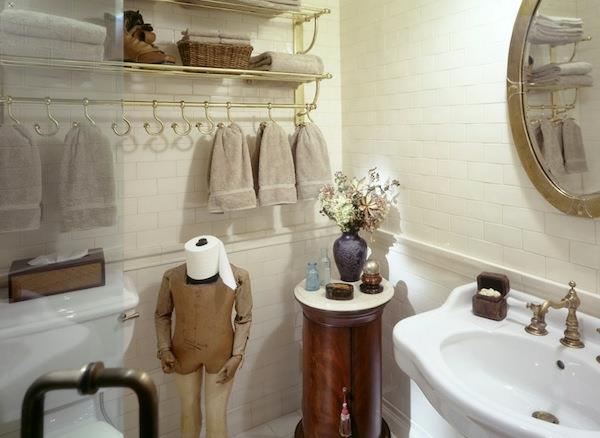 elegantiškas vonios kambario rankšluosčių laikiklis ir apvalus veidrodis