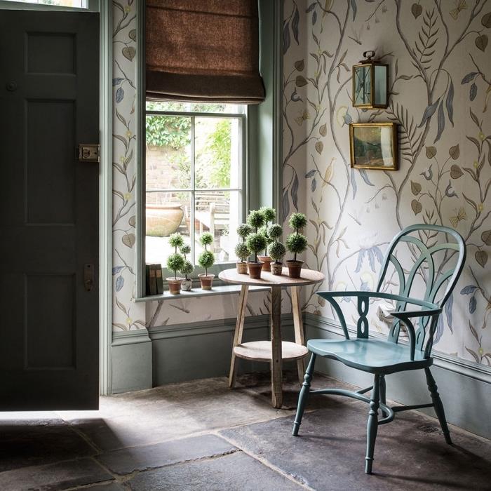 deko prieškambario ir įėjimo vintažinio stiliaus idėja su pasteline mėlyna kėdė ir gėlių tapetų sienų danga